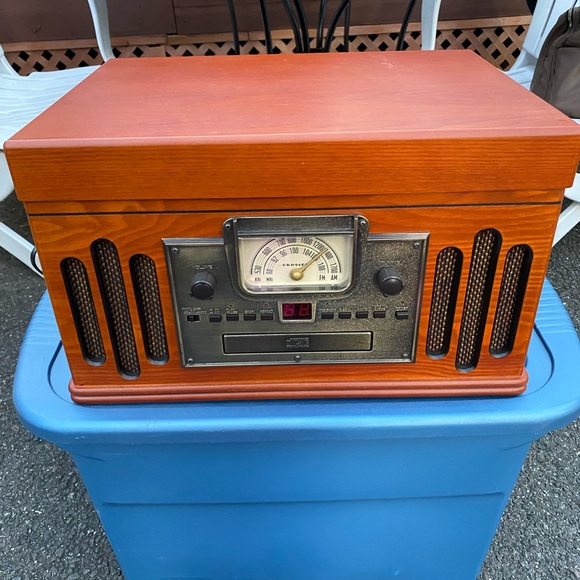 Radio and record player in one - Picture 2 of 2